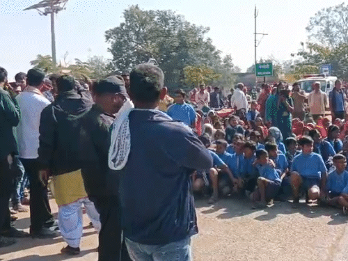 अव्यवस्था और बदहाल शिक्षा व्यवस्था से नाराज मिडिल और प्राइमरी स्कूल के बच्चों ने सोमवार सुबह सड़क पर बैठकर विरोध दर्ज कराया।