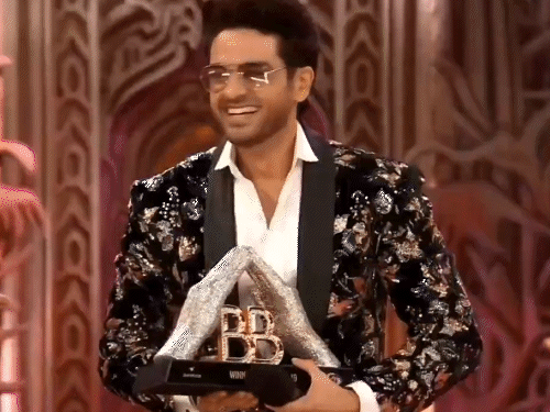 जीत के बाद गौरव को बधाई देते हुए सलमान खान।