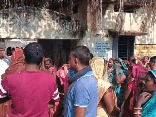 बच्चों के साथ परिजन और ग्रामीण भी सड़क पर उतर आए।