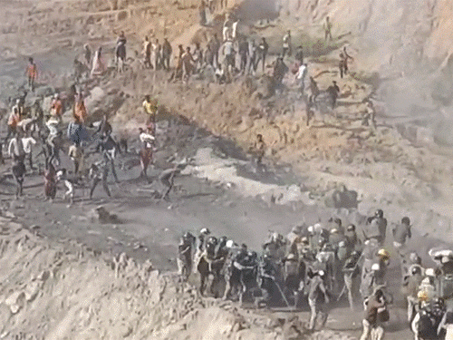 अमेरा ओपनकास्ट कोल माइंस के विस्तार का विरोध। पुलिसकर्मियों और ग्रामीणों के बीच पथराव।
