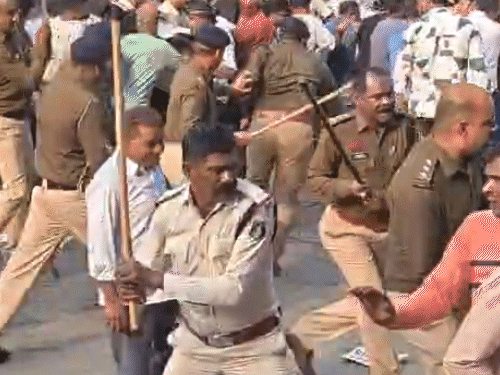 सरकार के निर्णय पर आंदोलन करते हुए प्रदर्शनकारी।