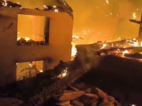 मणिकर्ण घाटी के उपली डढ़ेई गांव में बीती रात मकान में लगी आग।