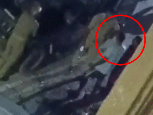 जब पुलिस वाले अनुज को अपार्टमेंट से नीचे ले गए, तब पड़ोसियों ने वीडियो बना लिया।