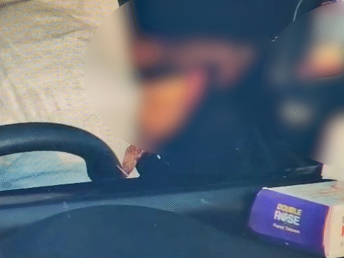 कारमध्ये बसलेल्या लोकांचे व्हिडिओ बनवणारे व्यवस्थापक ब्लॅकमेल करत होते.