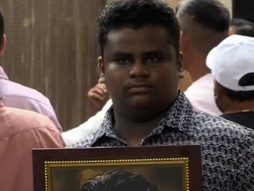 ধর্মেন্দ্রর জন্মবার্ষিকীতে ভক্তদের সাথে দেখা করলেন হেমা মালিনী: হাত জোড় করে কৃতজ্ঞতা প্রকাশ করলেন, জীবনের উদযাপনের জন্য অভিনেতার বাংলোতে ভিড় জড়ো হয়েছিল। ধর্মেন্দ্রর জন্মবার্ষিকীতে ভক্তদের সাথে দেখা করলেন হেমা মালিনী: হাত জোড় করে কৃতজ্ঞতা প্রকাশ করলেন, জীবনের উদযাপনের জন্য অভিনেতার বাংলোতে ভিড় জড়ো হয়েছিল।