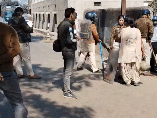 रायगढ़ में प्रदर्शन स्थल पर बड़ी संख्या में पुलिस तैनात रही।