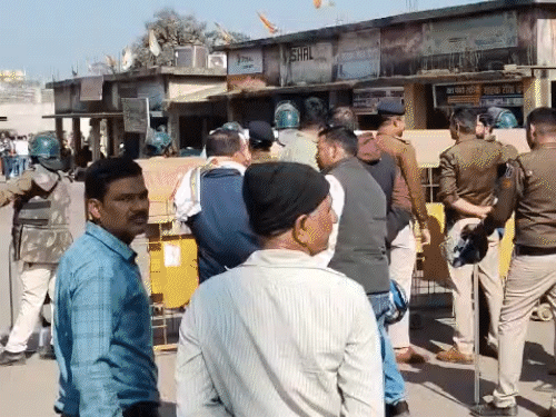 पुलिस ने प्रदर्शनकारियों को रोकने के लिए रोड पर बैरिकेडिंग की थी।