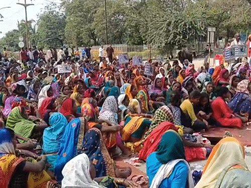 6 नवंबर को जनसुनवाई निरस्त करने की मांग को लेकर रात भर ग्रामीण कलेक्ट्रेट के सामने बैठे थे।