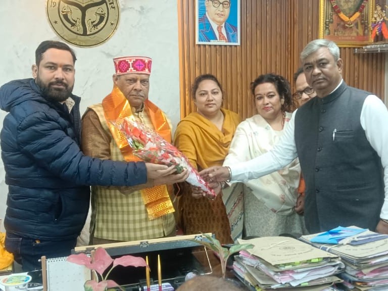 लखनऊ में सनातन गोरखा कल्याण समिति, उत्तर प्रदेश के प्रतिनिधियों ने पिछड़ा वर्ग आयोग के उपाध्यक्ष सोहन लाल श्रीमाली से मुलाकात की।