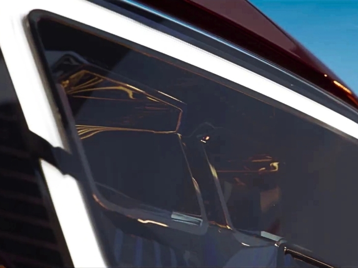 2026 महिंद्रा XUV 7XO में नए डुअल पॉड LED हेडलैंप मिलेंगे।