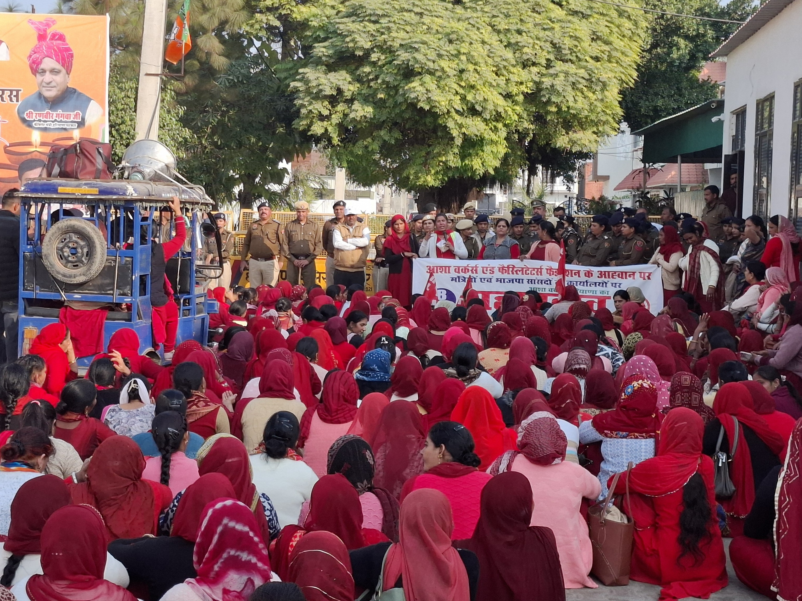 हिसार में मंत्री के आवास पर आशा वर्कर्स का प्रदर्शन:  26 हजार न्यूनतम वेतन करने की मांग, बोलीं-6 माह की मातृत्व छुट्टी मिले – Hisar News