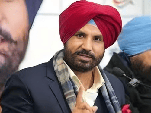 नवजोत सिंह सिद्धू और उनकी पत्नी डॉ नवजोत कौर सिद्धू और पंजाब कांग्रेस प्रधान अमरिंदर राजा वड़िंग। - Dainik Bhaskar