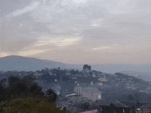 अल्मोड़ा में बादल छाने लगे हैं।