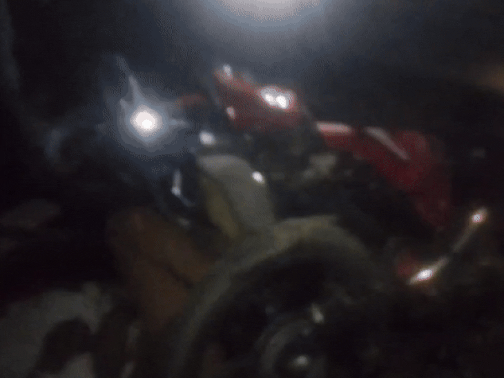 दोनों बाइक भी बुरी तरह क्षतिग्रस्त हो गई। वहां मौजूद लोगों ने पुलिस को सूचना दी।