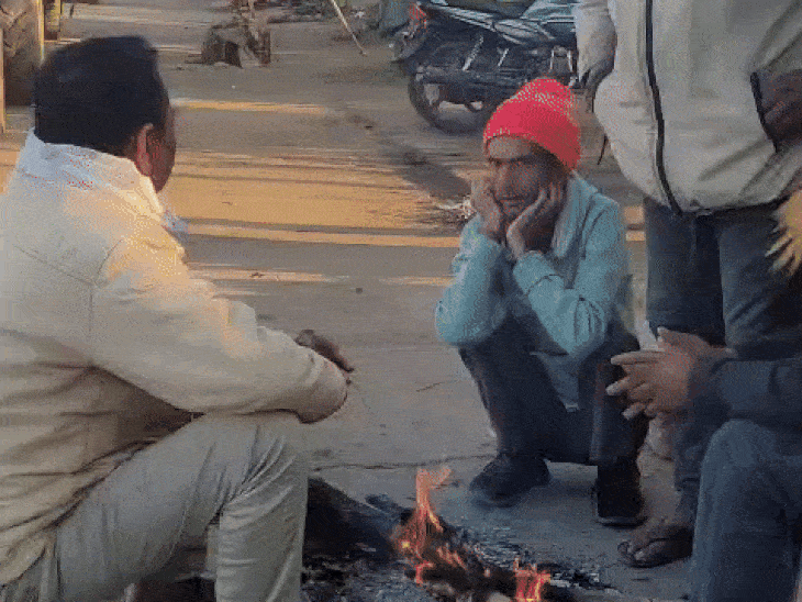 मध्य प्रदेश: भोपाल में पारा 10 डिग्री से नीचे है। लोग अलाव जलाकर राहत पा रहे हैं।