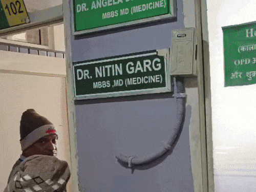 पंचकूला सिविल अस्पताल में मुलाना मेडिकल कॉलेज से आए दो डॉक्टर के सहारे मेडिसिन ओपीडी चलाई जा रही है। केबिन के बाहर लगी मरीजों की लाइन।