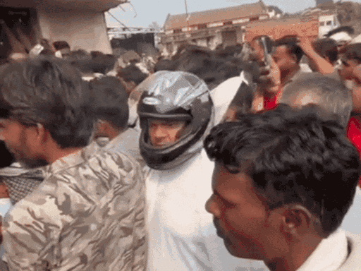 पोहरी विधायक कुशवाह हेलमेट लगाकर लाइन में लगे थे।