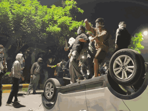 अव्यवस्थाओं से नाराज छात्रों ने जमकर हंगामा किया था।