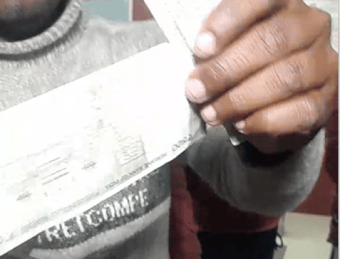 एटीएम से 500 रुपए के फटे और पूराने नोट निकले। - Dainik Bhaskar