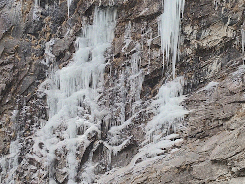 बद्रीनाथ के इलाकों में झरने जम गए हैं।
