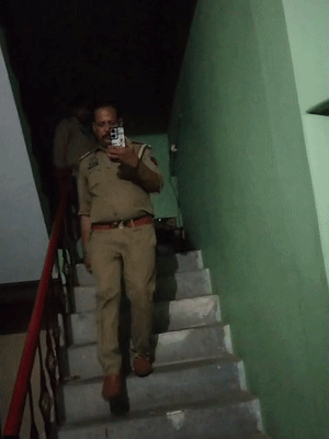 पत्नी से मिली शिकायत के बाद 112 पुलिस इंस्पेक्टर के घर पहुंची।