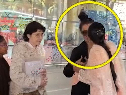 বিমানবন্দরে এক ভক্তকে ধাক্কা দিলেন রেখা: মহিলাকে সেলফি দিতে অস্বীকৃতি জানালেন ব্যবহারকারীরা- জয়া বচ্চনের মতো আচরণ শুরু করলেন বিমানবন্দরে এক ভক্তকে ধাক্কা দিলেন রেখা: মহিলাকে সেলফি দিতে অস্বীকৃতি জানালেন ব্যবহারকারীরা- জয়া বচ্চনের মতো আচরণ শুরু করলেন