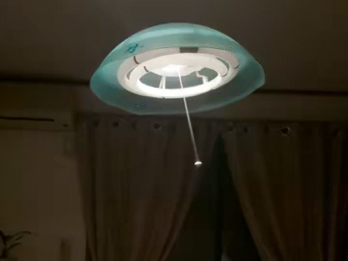 भूकंप के झटकों से एक घर में लगा लैम्प झूलता नजर आया।