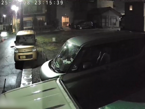 CCTV फुटेज में भूकंप के बाद एक पार्किंग में खड़ी गाड़ियां हिलती नजर आईं।