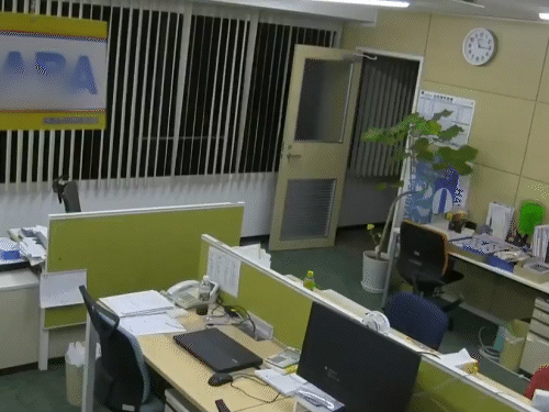 जापान में भूकंप के बाद एक ऑफिस हिलने लगा। - Dainik Bhaskar