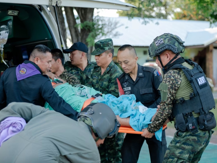 थाई सैनिक अपने घायल साथी को हॉस्पिटल लेकर जाते हुए।
