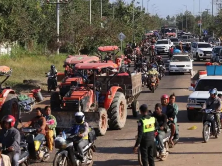 थाईलैंड के हवाई हमले के बाद कंबोडिया के बॉर्डर इलाके से लोग सुरक्षित जगहों पर जाते हुए।