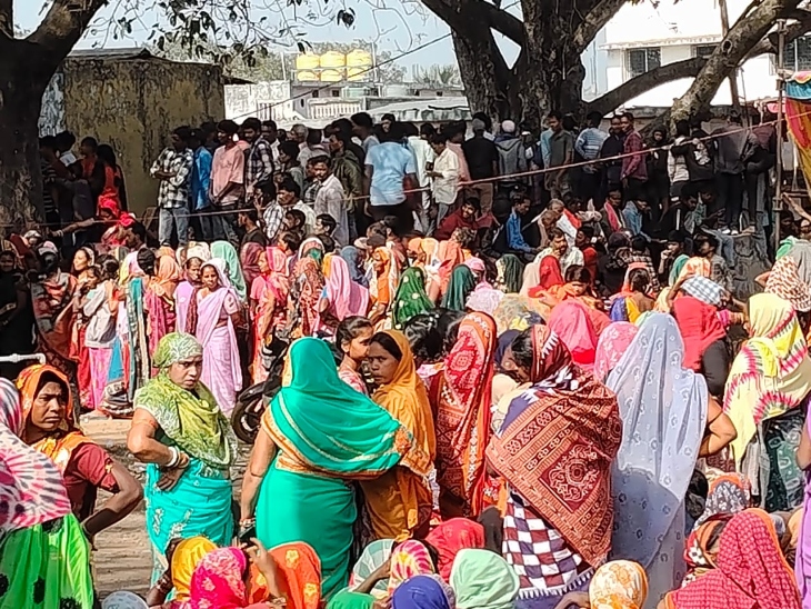 कोल खदान के खिलाफ 14 गांव की महिलाएं विरोध प्रदर्शन में शामिल।