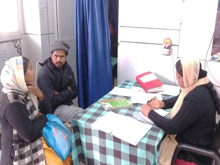 परिजनों ने बताया कि रायपुर एम्स ने बेड खाली नहीं है कहकर भर्ती नहीं किया।