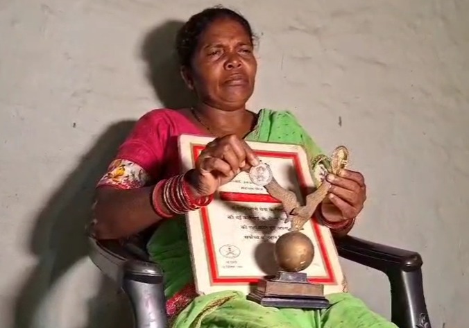 1971 युद्ध में शहीद माइकल मिंज का परिवार बदहाल:  54 साल बाद भी सरकारी सुविधाओं से वंचित, जमीन पर कब्जा, प्रशासन से गुहार – Chatra News