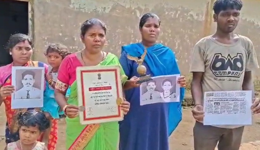2017 में शहीद के पुत्र अजय मिंज की कथित तौर पर दबंगों ने हत्या कर दी। परिजन आज तक न्याय के लिए भटक रहे हैं, पर हत्यारों की गिरफ्तारी नहीं हो सकी।