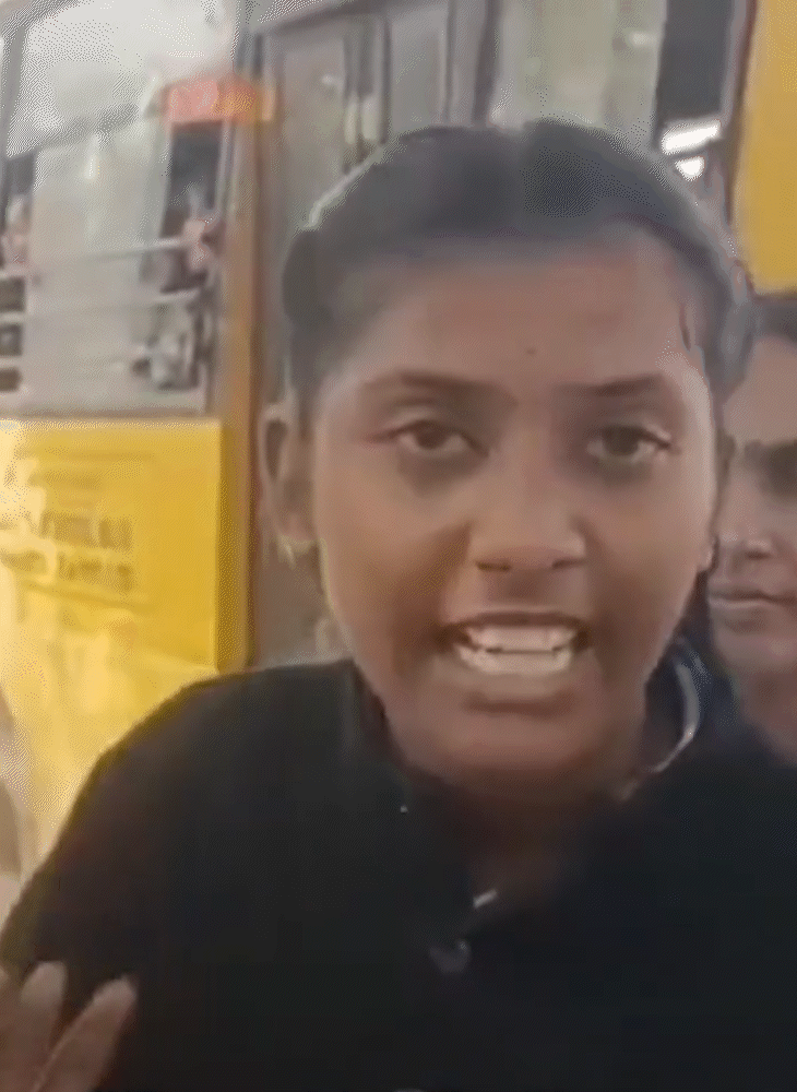 छात्राओं ने इकट्ठा होकर डांस टीचर के खिलाफ प्रदर्शन और नारेबाजी की।