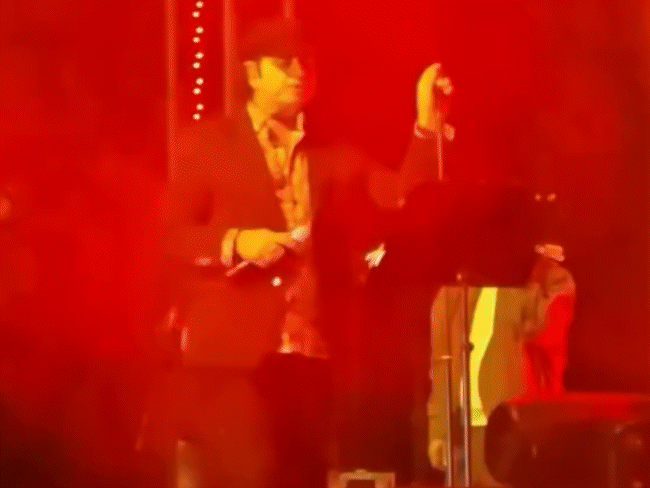 रविवार रात को मोहित राठौर परफॉर्म कर रहे थे।