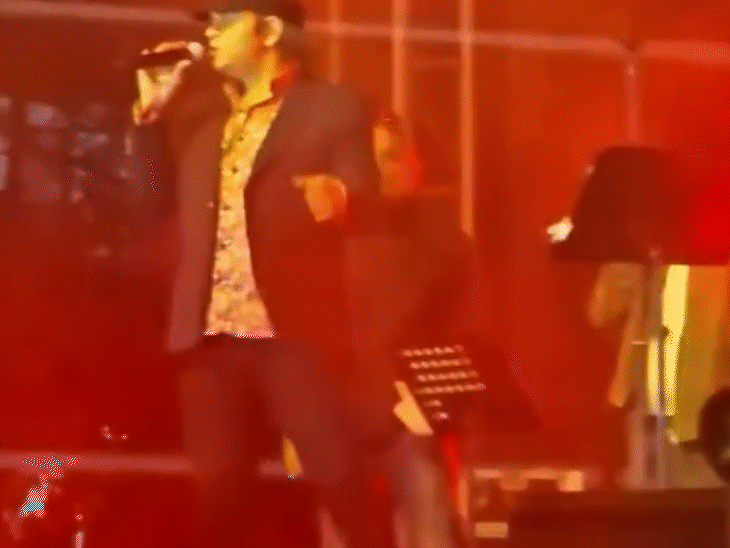 जैसे ही वे स्टेज की तरफ बढ़े अचानक गिर पड़े।