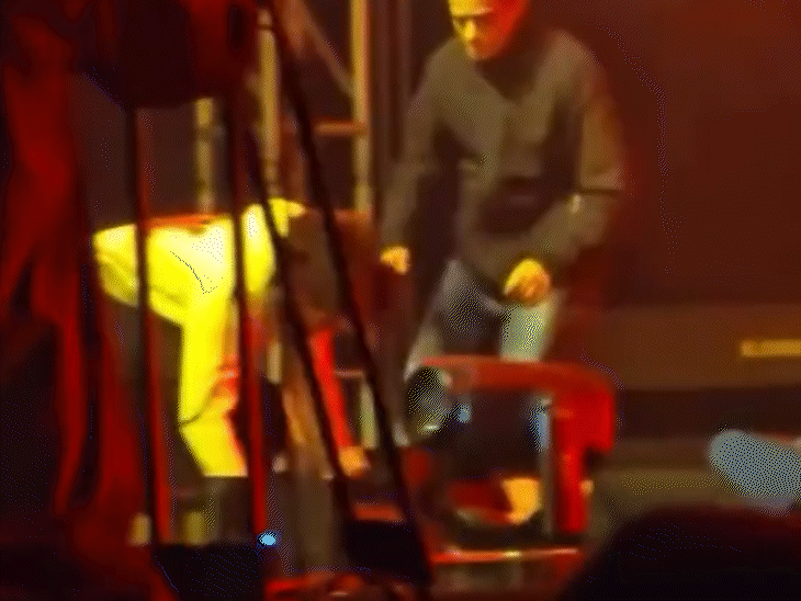 स्टेज पर मौजूद टीम ने उन्हें तुरंत उठाया और वे फिर परफॉर्म करने लगे।