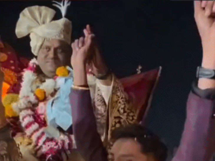 भारतीय जनता युवा मोर्चा के नगर अध्यक्ष सौगात मिश्रा की बारात 5 दिसंबर को निकली थी।