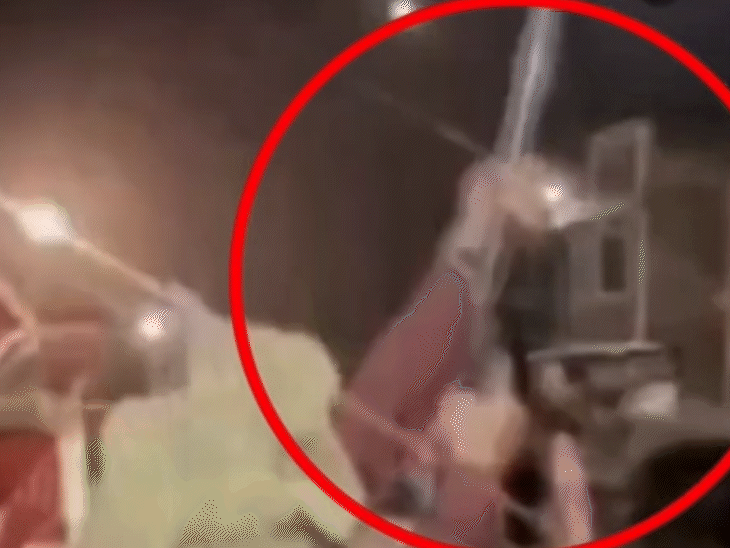 बीजेपी नेता की बारात में बंदूक से भी हर्ष फायर किया गया।