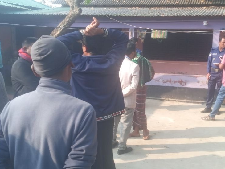 पुलिस ने मृतक दंपती के घर जाकर उनके शव बरामद किए। - Dainik Bhaskar