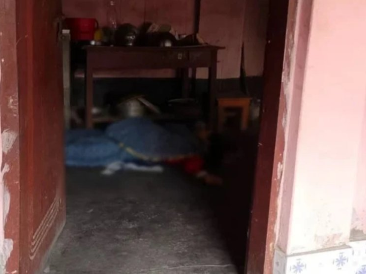 महिला का शव उनके किचन में पड़ा में मिला।