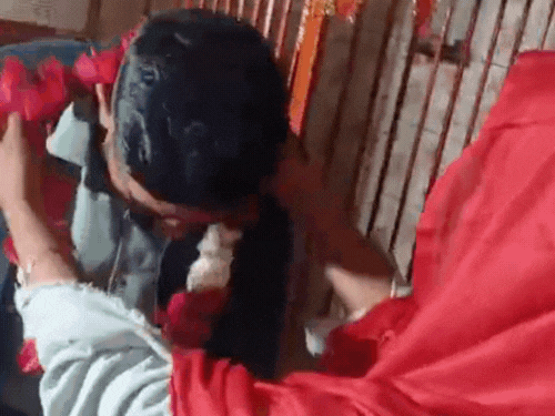 सती माता के मंदिर में लड़के-लड़की ने एक-दूसरे को जयमाला पहनाई।