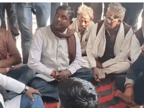 पंचायत में दोनों पक्षों ने लड़का-लड़की की सहमति से शादी कराई।