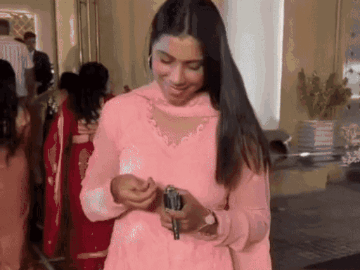 रिवॉल्वर में कारतूस लोड करती अंतरराष्ट्रीय बॉक्सर अर्जुन अवॉर्डी मनीषा मौण।