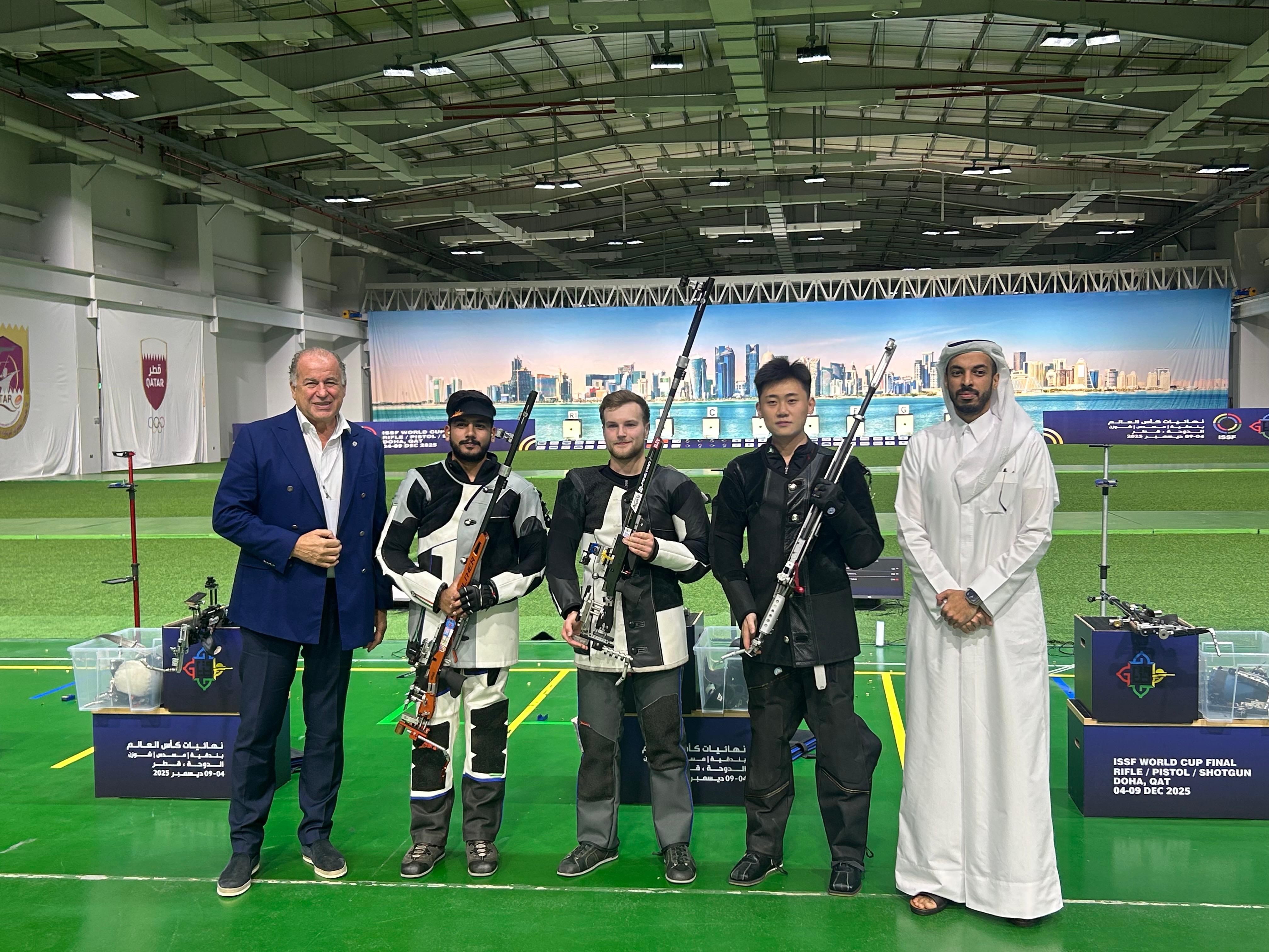 50 मीटर राइफल 3 पोजीशन में सिल्वर जीतने वाले ऐश्वर्य प्रताप सिंह तोमर बायें से दूसरे।