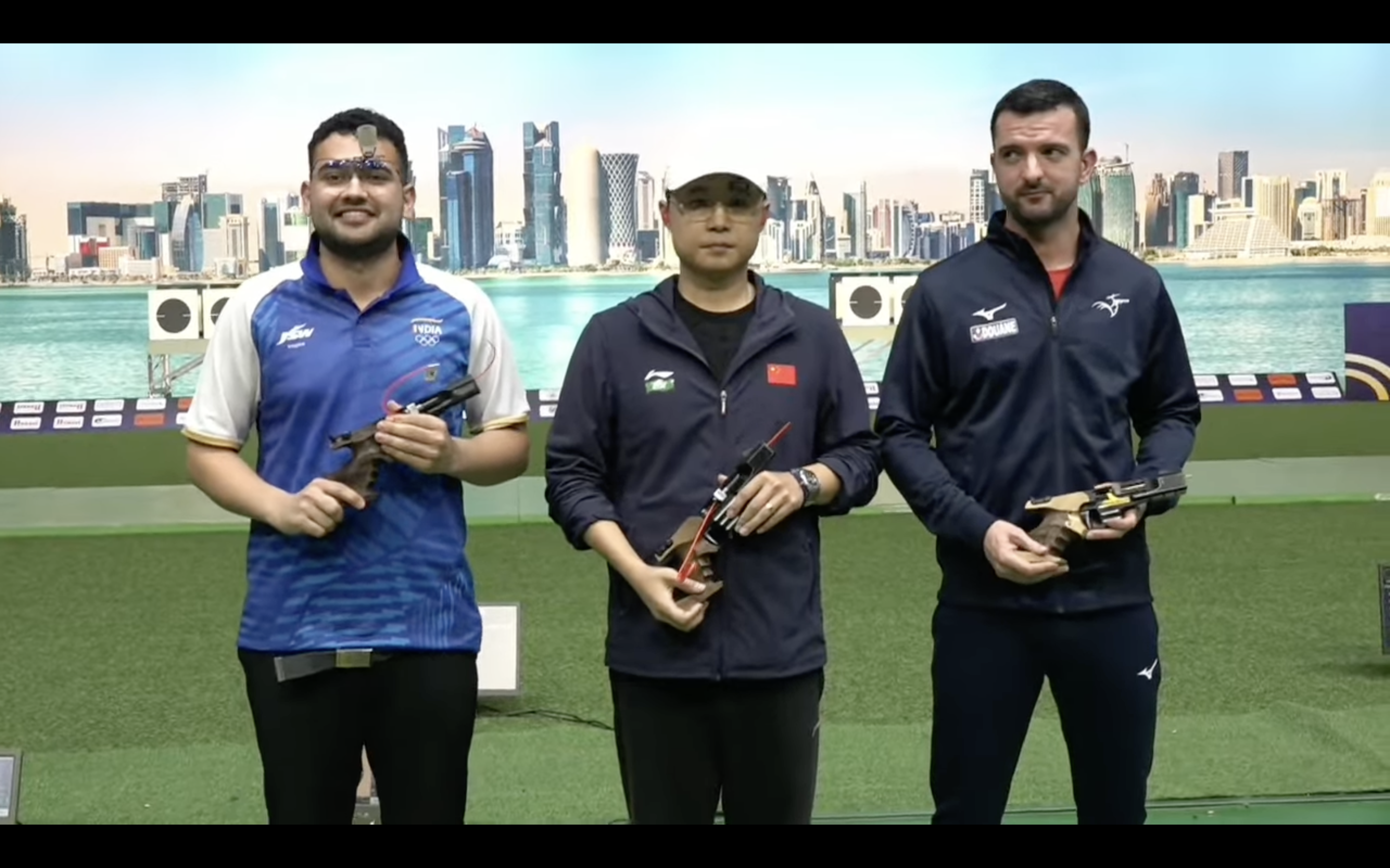 ISSF वर्ल्ड कप फाइनल में 25 मीटर रैपिड फायर पिस्टल में सिल्वर मेडल जीतने वाले अनीश भनवाल बायें से दूसरे।