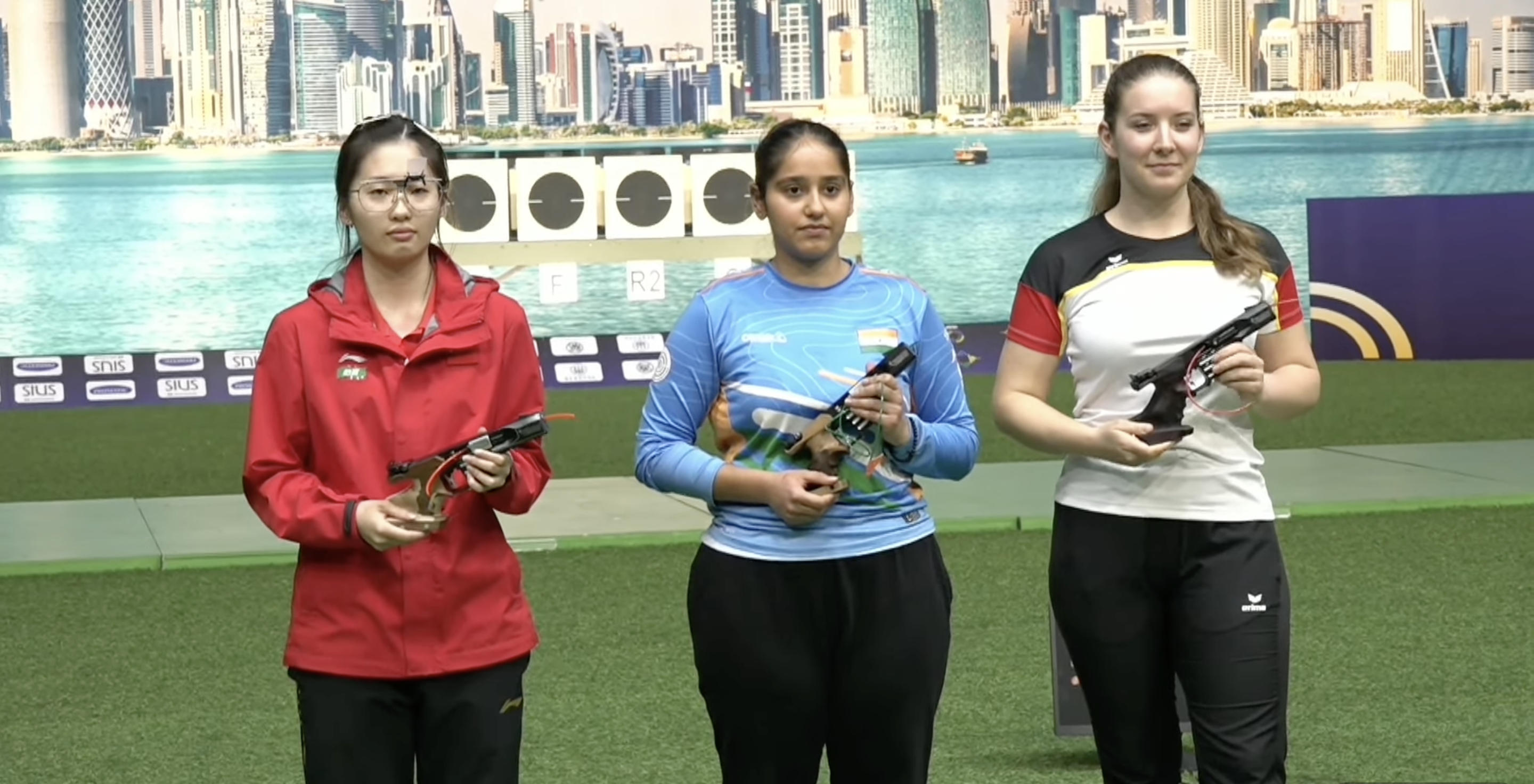 25 मीटर पिस्टल में गोल्ड जीतने वाली र सिमरनप्रीत कौर बीच में खड़ी हैं।