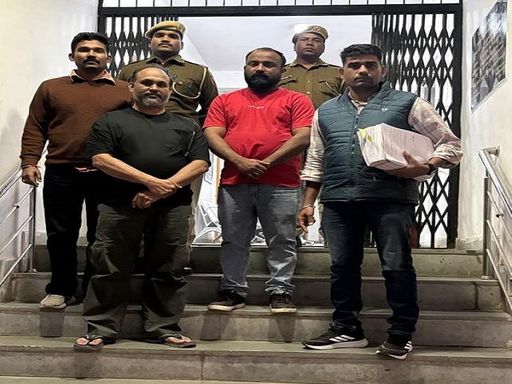 मामले में 18 नवंबर को विक्रम भट्ट के को-प्रोड्यूसर महबूब अंसारी (काली टी-शर्ट) और वेंडर संदीप विश्वनाथ त्रिभुवन (लाल टी-शर्ट) को गिरफ्तार किया था। अब तक मामले में कुल 4 गिरफ्तारी हो चुकी हैं।